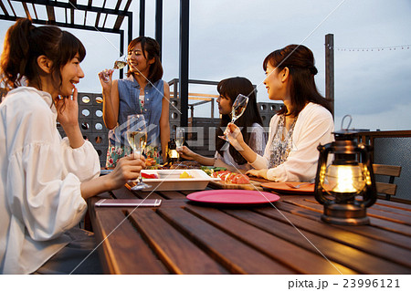 パーティー 女子会 オープンテラス レストラン 友達 友人 夕方 夜の写真素材