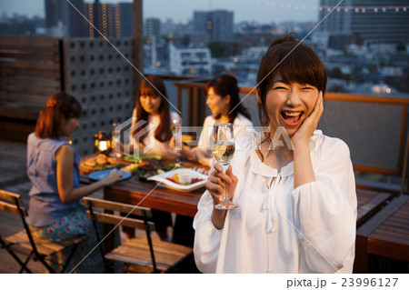 パーティー 女子会 オープンテラス レストラン 友達 友人 夕方 夜の写真素材 パーティー 女子会 オープンテラス レストラン 友達 友人 夕方 夜の写真素材