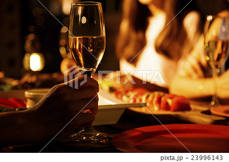 パーティー　女子会　オープンテラス　レストラン　友達　友人　夕方　夜 23996143