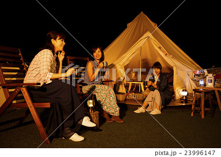 キャンプ グランピング アウトドア テント 女性 夜 友達 友人 女子会の写真素材 23996147 Pixta