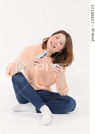 日本酒を飲んで酔っ払う若い女性 23996523