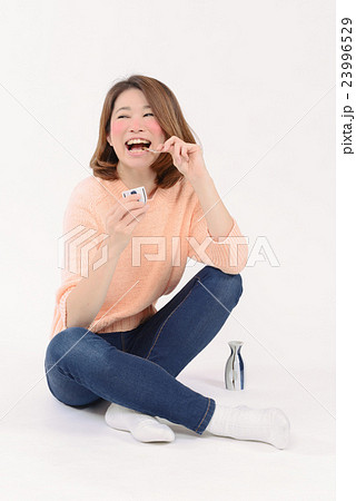 日本酒を飲んで酔っ払う若い女性 日本酒を飲んで酔っ払う若い女性 23996529