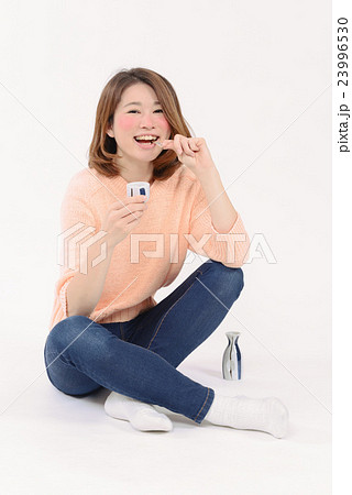 日本酒を飲んで酔っ払う若い女性 日本酒を飲んで酔っ払う若い女性 23996530