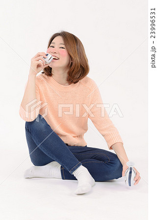 日本酒を飲んで酔っ払う若い女性 日本酒を飲んで酔っ払う若い女性 23996531