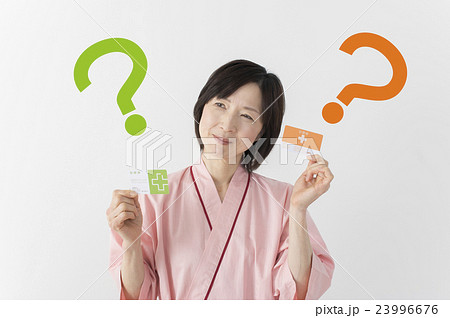 病院選びに悩むミドル女性 病院選びに悩むミドル女性 23996676