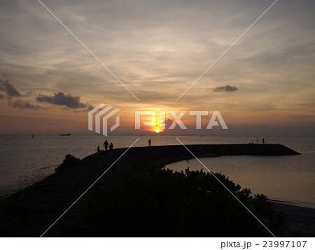沖縄県糸満市潮崎海沿いの夕焼け 23997107