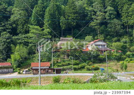 茅葺屋根のある風景 23997394