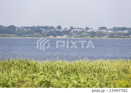 青森県 小川原湖と六ケ所村市街地 青森県 小川原湖と六ケ所村市街地 23997582