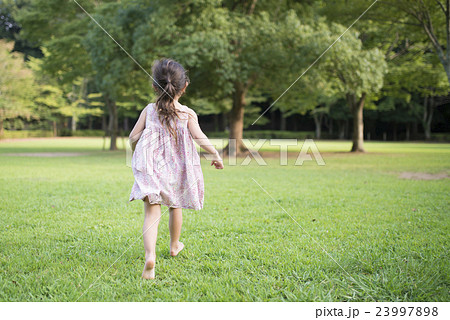 走る女の子の写真素材