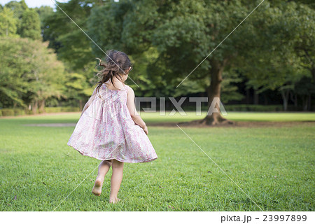 走る女の子の写真素材