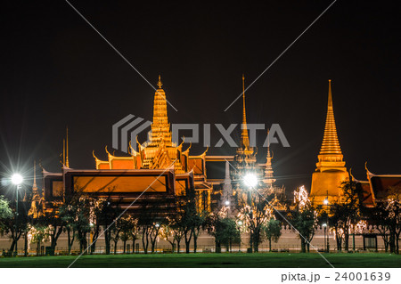 Golden light of Wat Phra Kaew from Sanam Luang 24001639