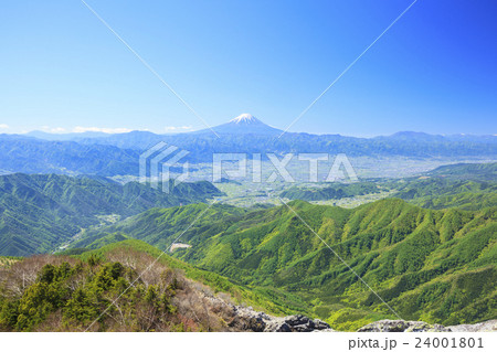 乾徳山山頂から望む富士山と甲府盆地　山梨県　山梨市 24001801
