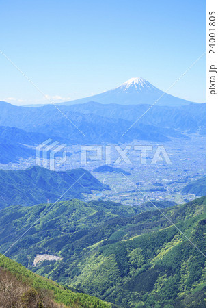 乾徳山山頂から望む富士山と甲府盆地　山梨県　山梨市 24001805