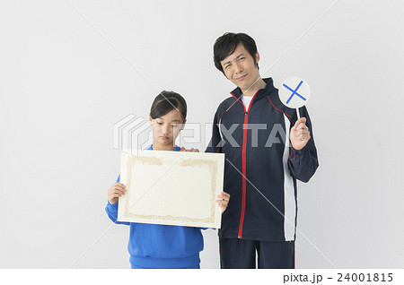 賞状をもってがっかりする先生と生徒 24001815