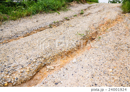 The road surface is water erosion 24001924