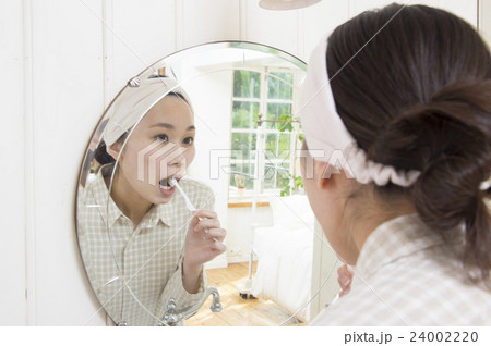歯磨きをする女性 歯磨きをする女性 24002220