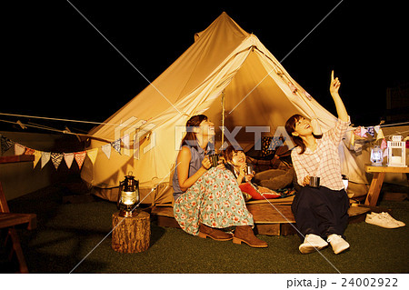 キャンプ グランピング アウトドア テント 女性 夜 友達 友人 女子会の写真素材