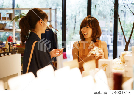 ショッピング 買い物 女性 雑貨 セレクトショップ 撮影協力:TENOHA DAIKANYAMA ショッピング 買い物 女性 雑貨 セレクトショップ 撮影協力:TENOHA DAIKANYAMA 24003313