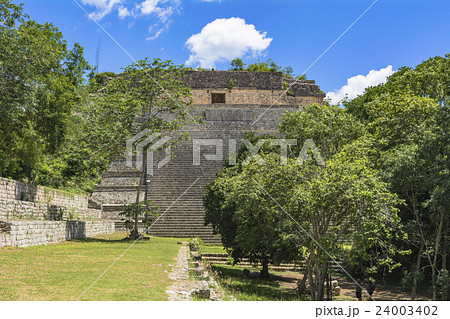 マヤ遺跡のウシュマル遺跡 24003402