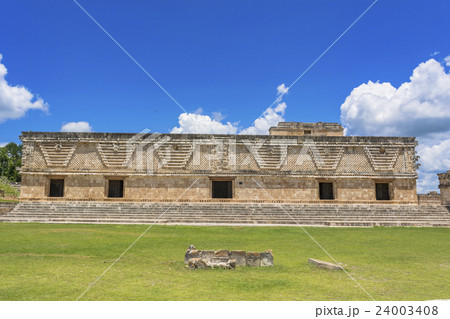 マヤ遺跡のウシュマル遺跡 マヤ遺跡のウシュマル遺跡 24003408