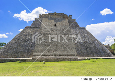 マヤ遺跡のウシュマル遺跡 マヤ遺跡のウシュマル遺跡 24003412