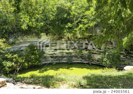 ユカタン半島のマヤ遺跡・チツェン・イツァー 24003561