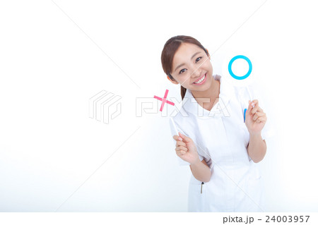 医療イメージ 白衣の若い女性が〇×プラカードを持つ 医療イメージ 白衣の若い女性が〇×プラカードを持つ 24003957
