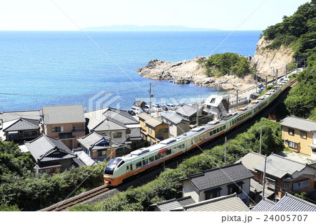 笹川流れを走る羽越本線「特急いなほ」 24005707