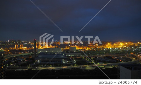 品川シーサイドから東京湾と湾岸高速道路の夜景 24005774