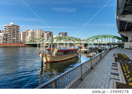 隅田川に厩橋と屋形船 24006278