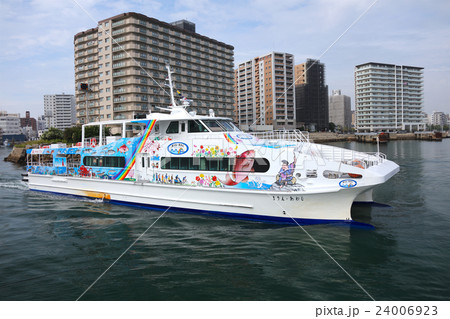 明石港を出港する新型の淡路ジェノバライン「まりん・あわじ」 24006923