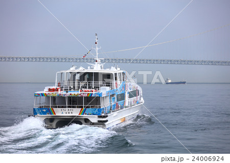 明石港を出港する新型の淡路ジェノバライン「まりん・あわじ」 24006924