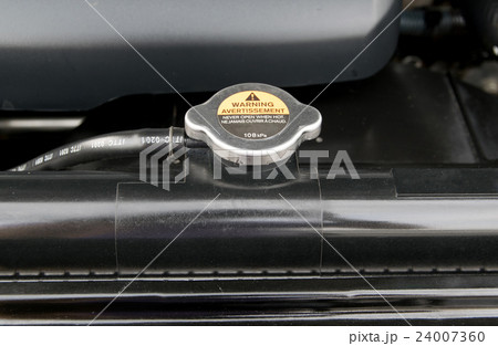 Metal cover on an radiator for engine cooling 24007360