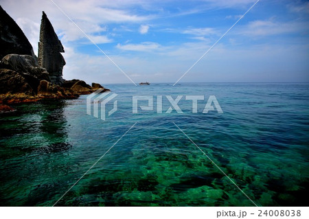 下北半島・仏ヶ浦・極楽浜より一ッ岩とエメラルドグリーンの海面を望む(遊覧船あり・快晴/8 下北半島・仏ヶ浦・極楽浜より一ッ岩とエメラルドグリーンの海面を望む(遊覧船あり・快晴/8 24008038