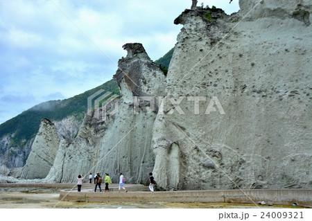 下北半島・仏ヶ浦・桟橋近く、屏風岩の前を散策する観光客(1) 下北半島・仏ヶ浦・桟橋近く、屏風岩の前を散策する観光客(1) 24009321