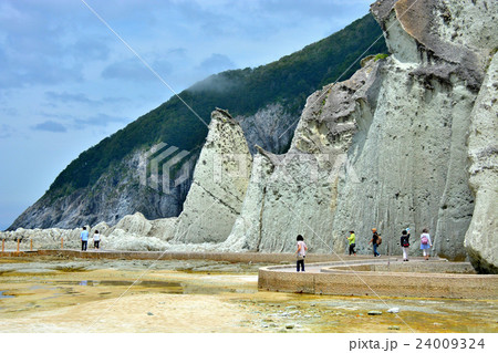 下北半島・仏ヶ浦・桟橋近く、屏風岩の前を散策する観光客（４） 24009324