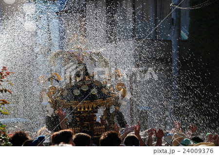 水すぶきと神輿 24009376