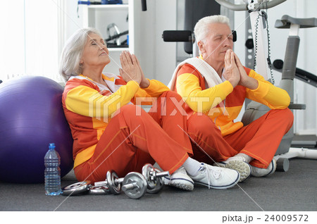 senior couple exercising in gym senior couple exercising in gym 24009572