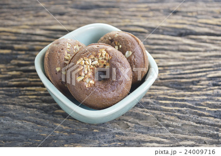 Group of small donuts 24009716