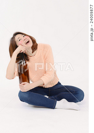 一升瓶を抱える泥酔した若い女性 一升瓶を抱える泥酔した若い女性 24009877