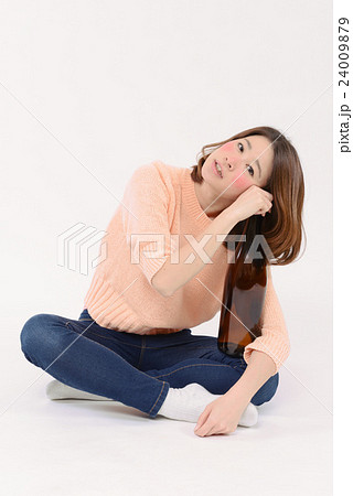 一升瓶を抱える泥酔した若い女性 一升瓶を抱える泥酔した若い女性 24009879