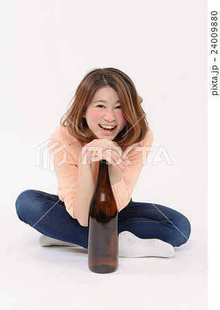 一升瓶を抱える泥酔した若い女性 一升瓶を抱える泥酔した若い女性 24009880