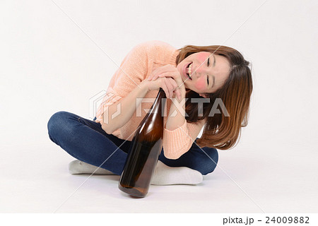 一升瓶を抱える泥酔した若い女性 24009882