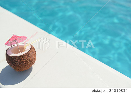 Tropic beverage in nut near water 24010334