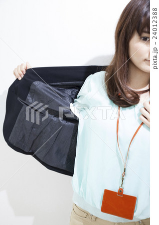 脇汗パッドをつける20代女性 24012388
