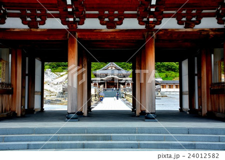 下北半島・恐山の風景・山門の眺め（２） 24012582