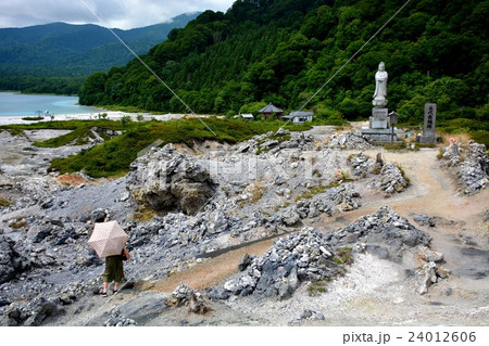 下北半島・恐山の風景・宇曽利湖を眺める観光客（２） 24012606