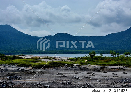 下北半島・恐山の風景・地獄巡りの観光客と宇曽利湖 下北半島・恐山の風景・地獄巡りの観光客と宇曽利湖 24012623