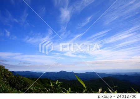 真夏の無意根山登山道から見る札幌周辺の山並み 24012700