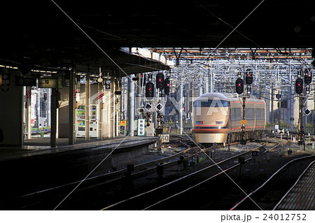 大宮駅を出発する日光詣スペーシア（特別塗装車） 24012752